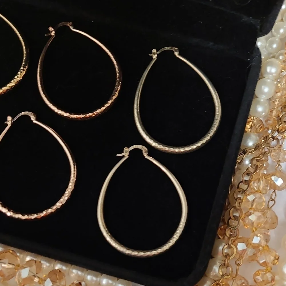 Redvelvetrebel earrings set
